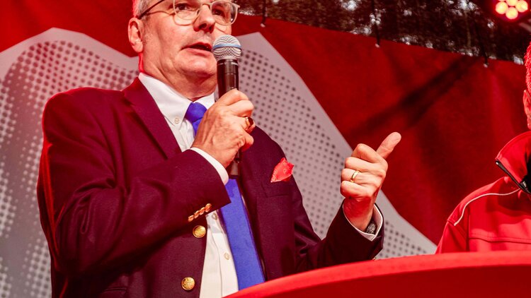 Hans-Joachim Lenke spricht auf der Bühne bei der Demo "Hart verdient"
