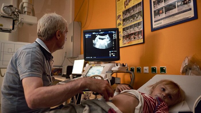 Ein Arzt führt in einem Krankenhaus einen Ultraschall durch