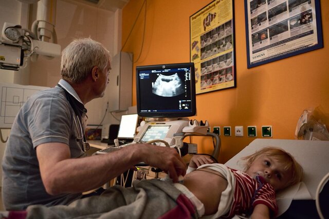Ein Arzt führt in einem Krankenhaus einen Ultraschall durch