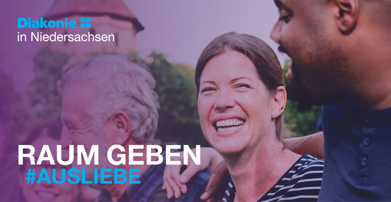 Menschen stehen lachend zusammen, oben links das Logo der Diakonie in Niedersachsen, unten links in weiß "Raum geben" darunter in blau "#Ausliebe"