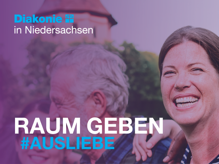 Menschen stehen lachend zusammen, oben links das Logo der Diakonie in Niedersachsen, unten links in weiß "Raum geben" darunter in blau "#Ausliebe"